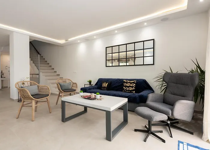 Luxury Townhouse Walking To The *