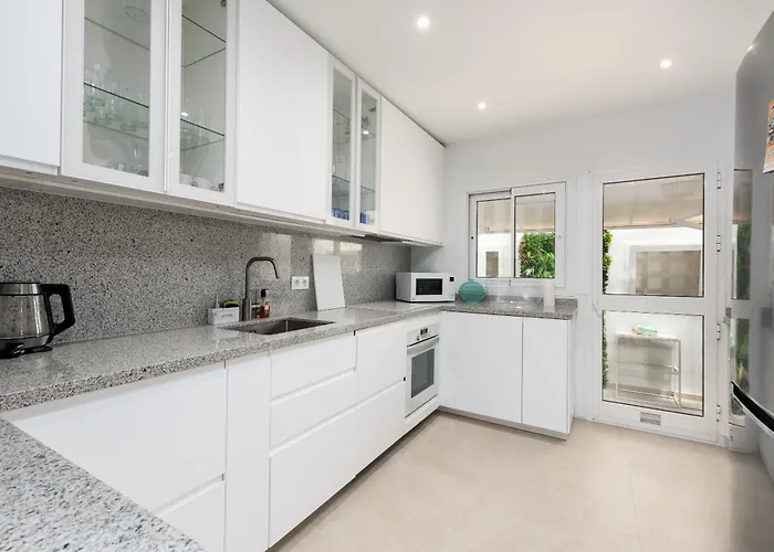 Luxury Townhouse Walking To The * Estepona