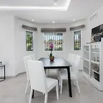 Luxury Townhouse Walking To The Сasa de vacaciones *